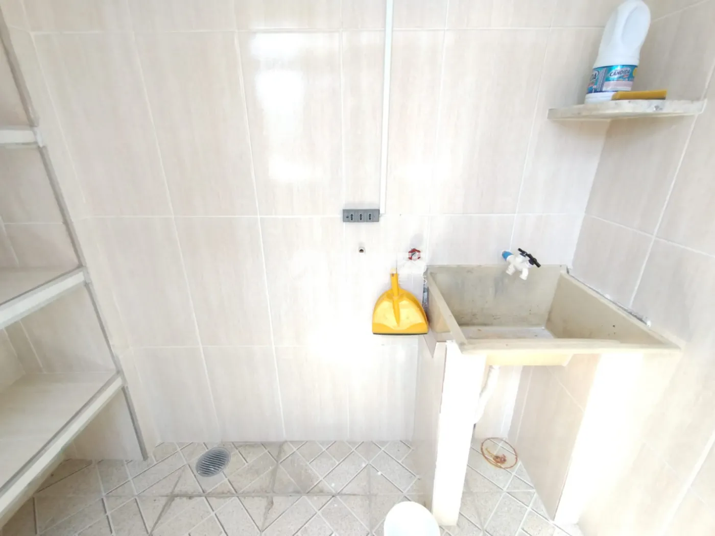 Alugar Apartamento / Padrão em Carapicuíba R$ 1.370,00 - Foto 23
