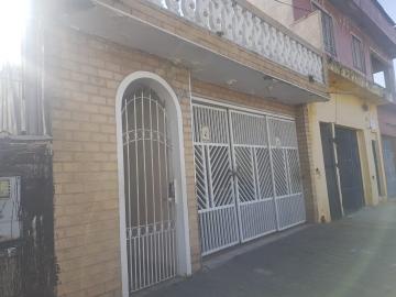 Casa assobradada no Jd. Bandeiras com varanda e 03 dormitórios.