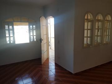 Casa assobradada no Jd. Bandeiras com varanda e 03 dormitórios.